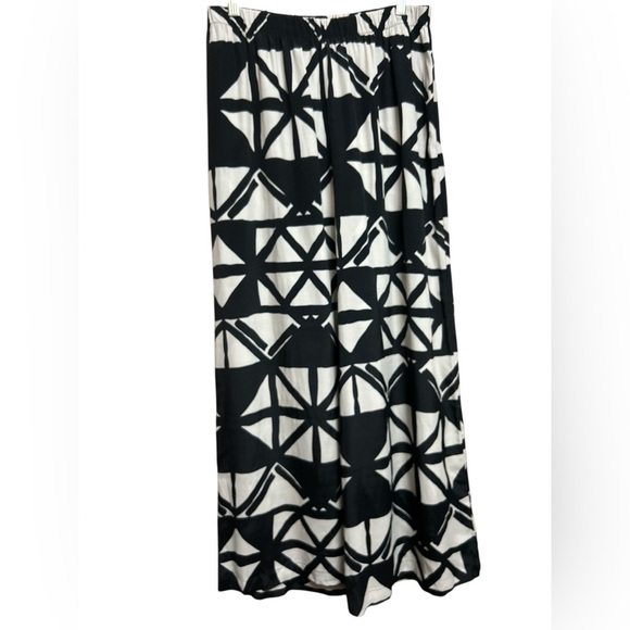 Marilyn’s Monochrome Geometric Wide-Leg Pants - Picture 3 of 6